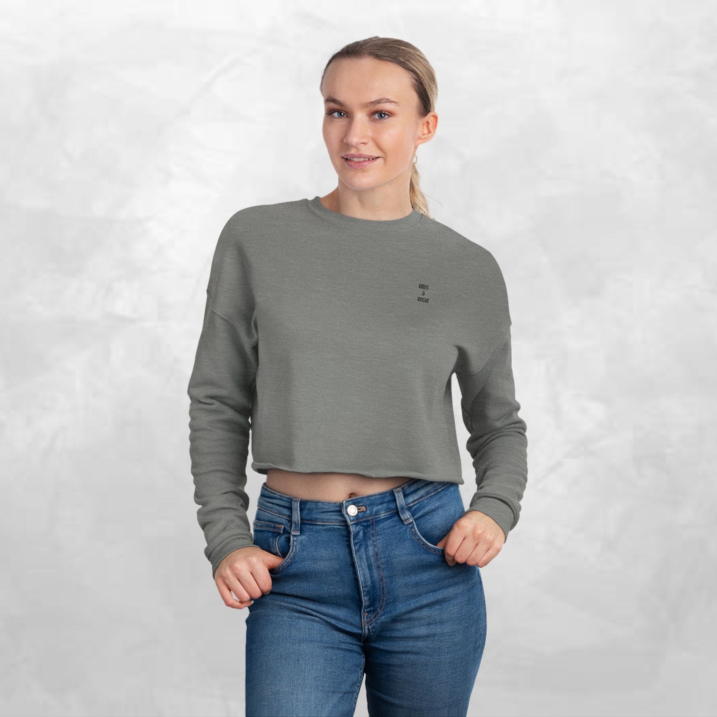 Comfortable Women's Cropped Sweatshirt - Casual Chic for Everyday Wear